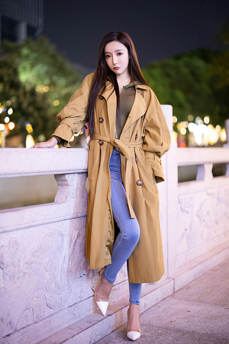 气质出众的模特王馨瑶身材曲线迷人
