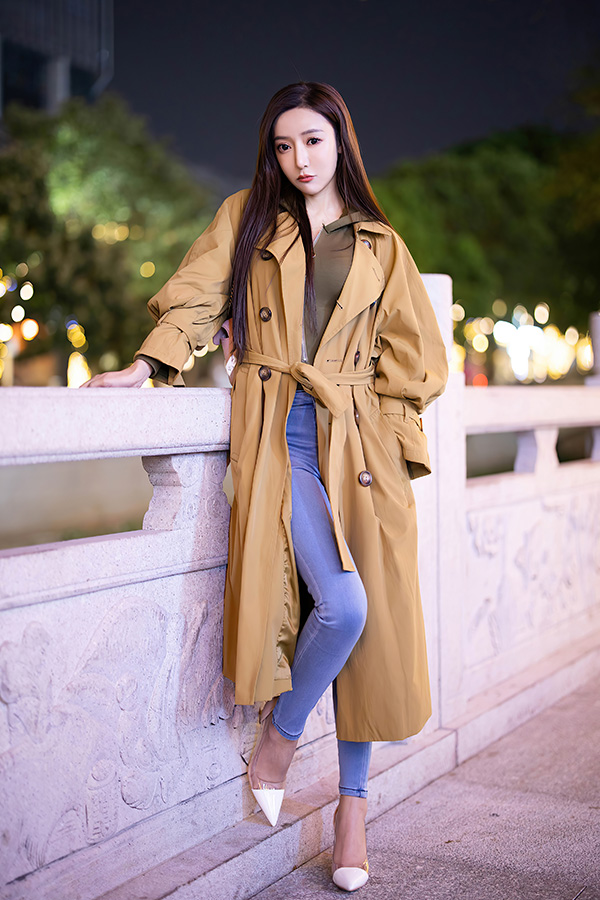 气质出众的模特王馨瑶身材曲线迷人