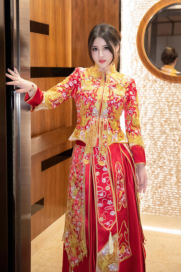 模特诗诗红色新娘服饰凸显惹火身材