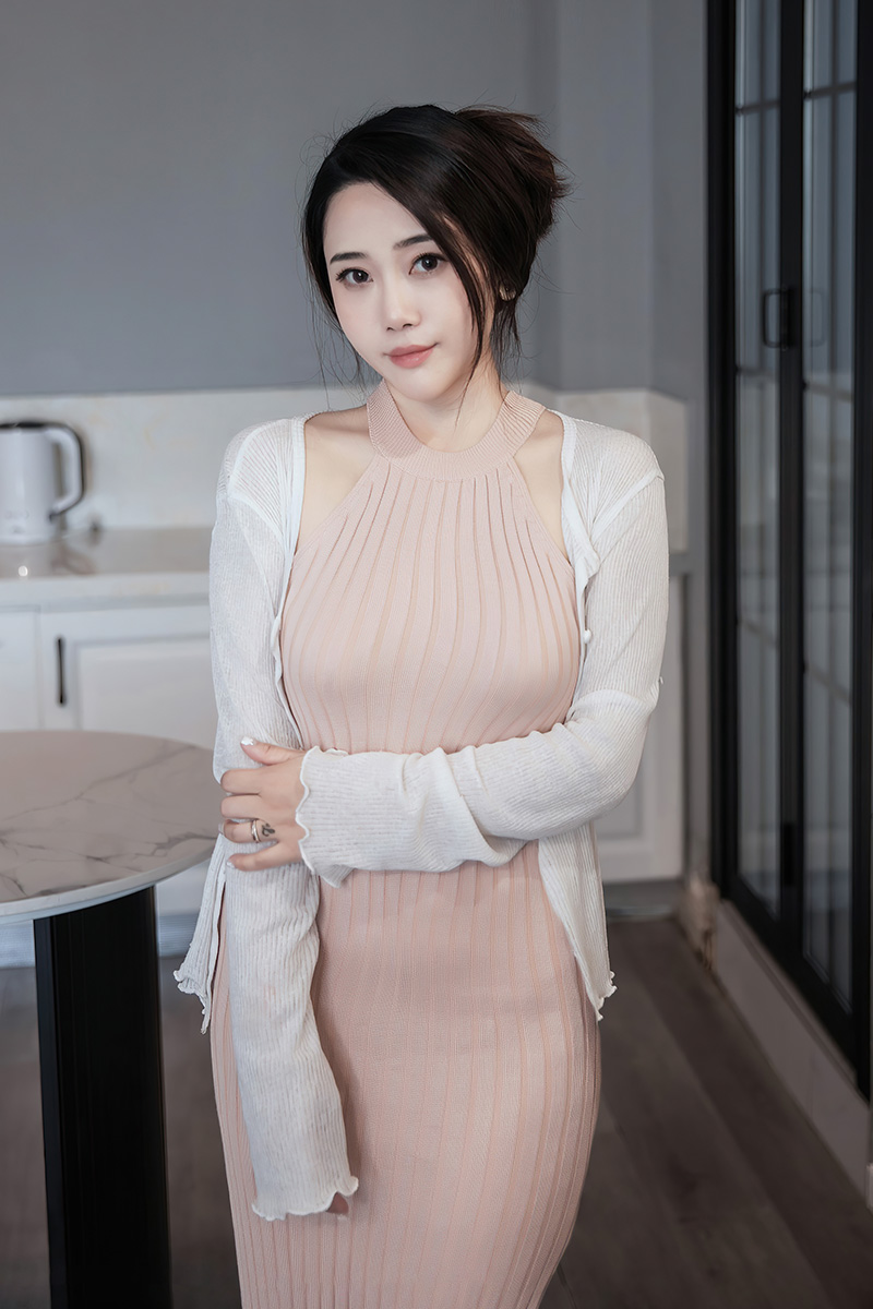 美女严利娅婀娜多姿的娇躯别样动人