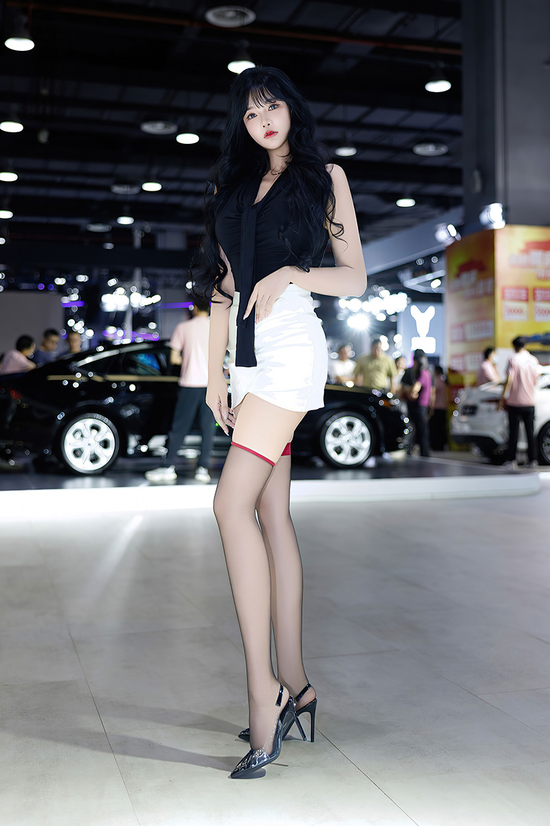 大长腿妹子娜比独特气质吸引众多目光