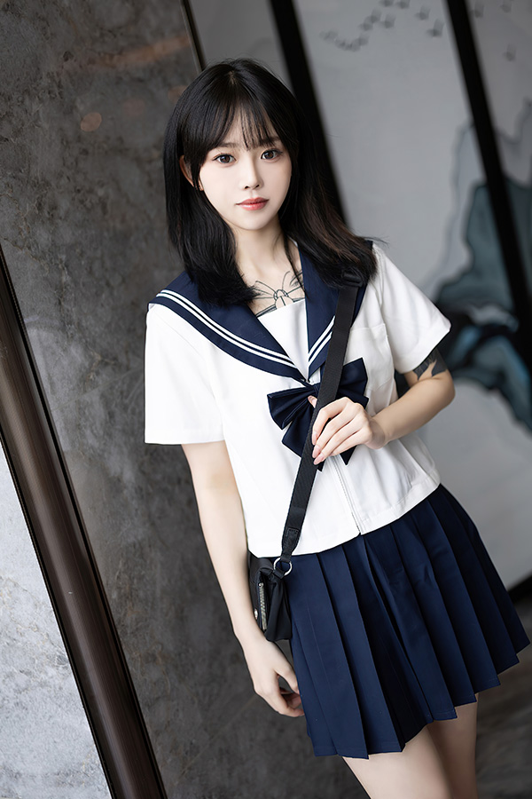 清纯小姐姐奶瓶外表娇小可爱