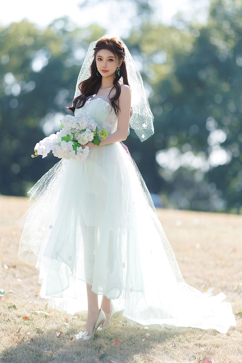 杨晨晨婚纱造型真是美得不可方物