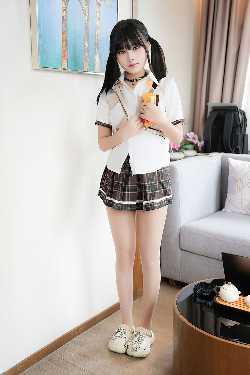 美女姚若兮格子短裙搭配丝袜性感十足