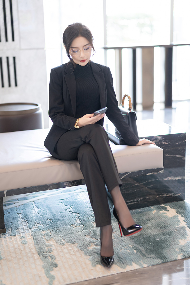 美女王馨瑶丝滑大长腿真是赏心悦目