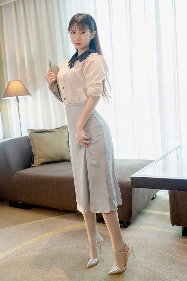 办公室文员软妹子久久丝袜高跟美图