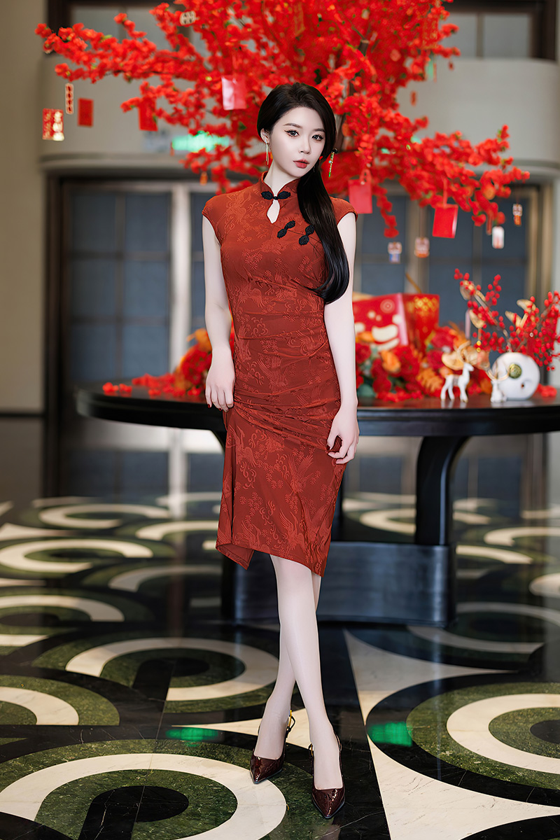 美艳女神梦心玥红色旗袍写真图片