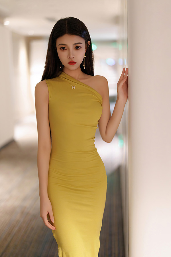 清秀妹子初梦瑶性感黄色连衣裙写真