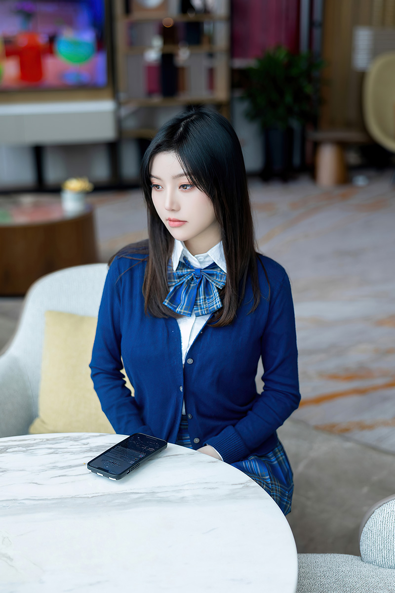豆瓣酱学妹制服写真丰满身材妩媚多姿