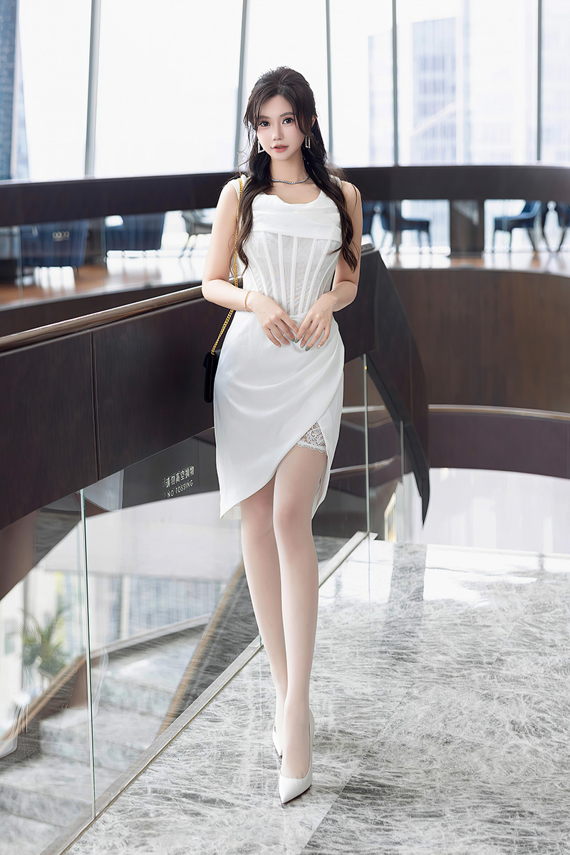 美腿女神绮里嘉动人身段极致妩媚