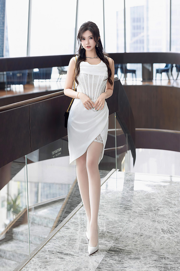 美腿女神绮里嘉动人身段极致妩媚