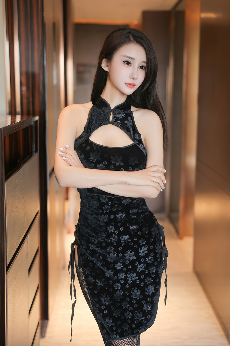 夏沫沫五官精致身材火辣很受人欢迎