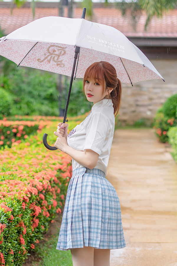 网络红人王雨纯出众的颜值令人着迷