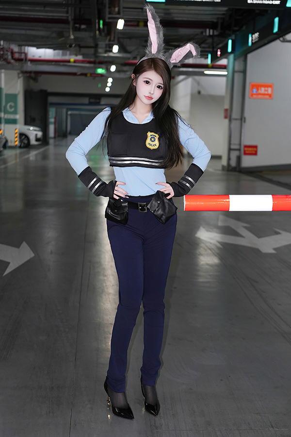 美女甜妮蓝色制服凸显独特气质