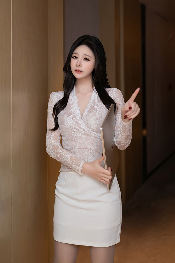 美女小逗逗曼妙苗条身姿明艳动人