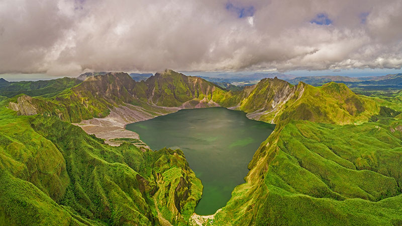 菲律宾皮纳图博火山湖和山脉