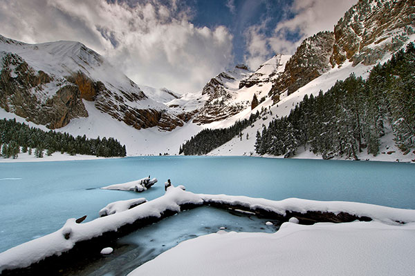 比利牛斯山脉中的高山湖