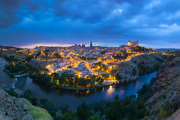 日落后的西班牙托莱多全景