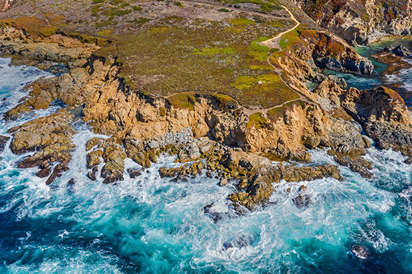 鸟瞰蒙特雷附近的大苏尔海岸线
