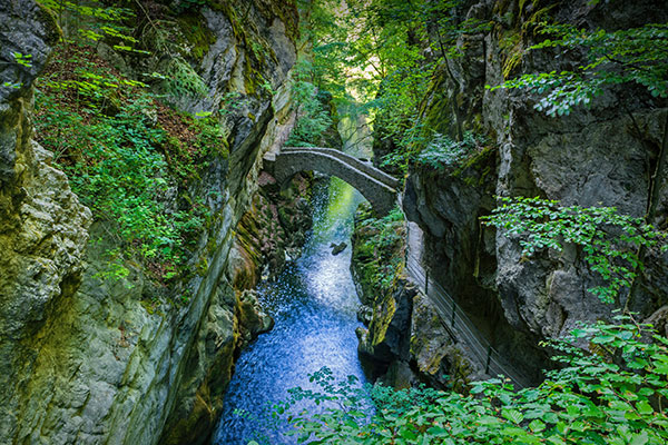 阿鲁兹溪谷里的一座石桥