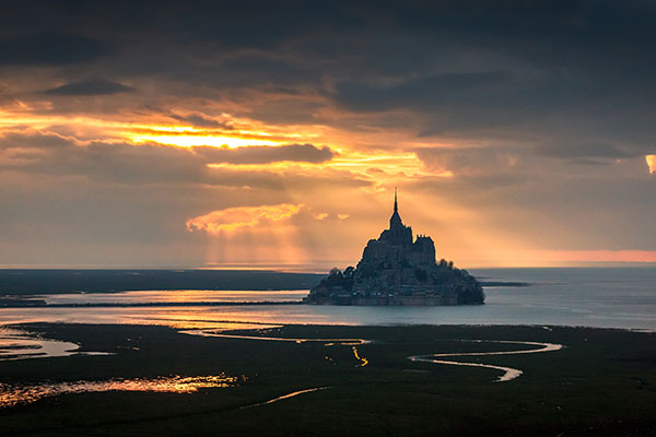 美轮美奂的光影中的圣米歇尔山