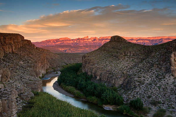大弯国家公园中里奥格兰德河的景色