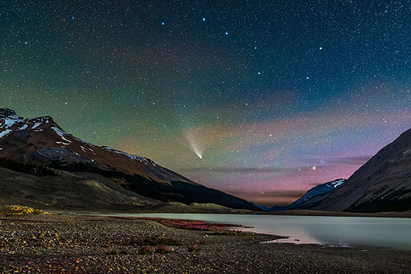 划过湖面上空的新智彗星