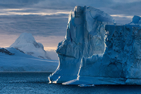 库佛维尔岛附近的蓝色冰山