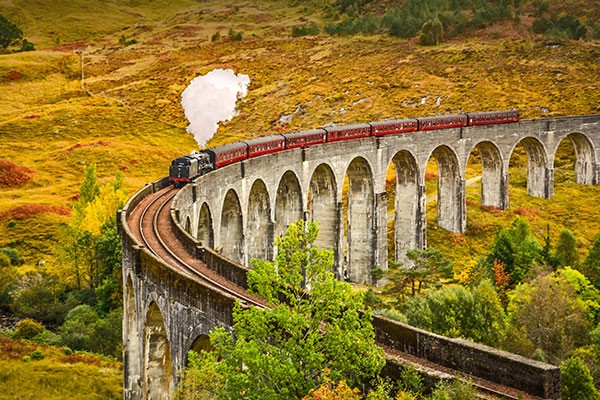 穿越格伦菲南高架桥的蒸汽火车