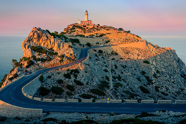 悬崖边的福门托尔角灯塔