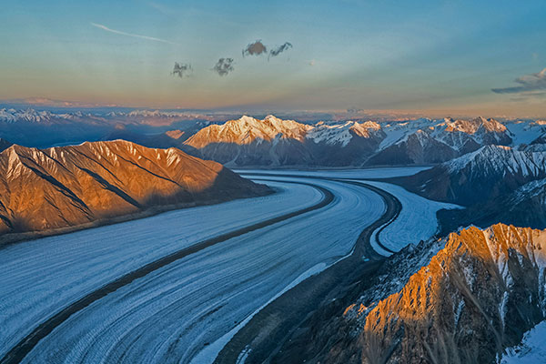 克卢恩国家公园保护区的山脉和冰川