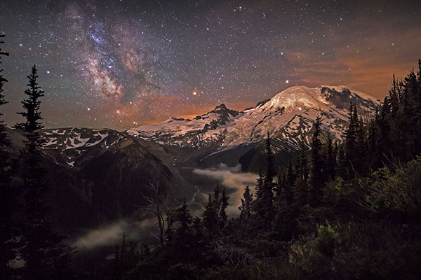 雷尼尔山上空的银河星系
