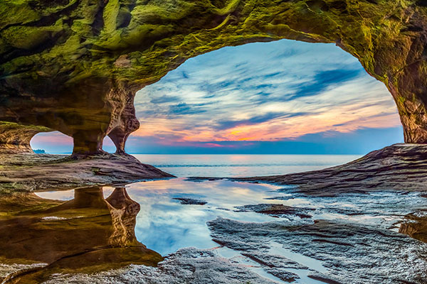 彩岩国家湖滨区的岩洞