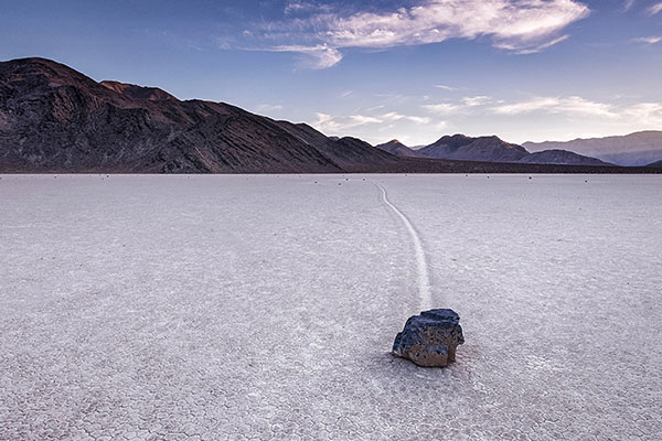 死亡谷国家公园跑道湖的迷踪石