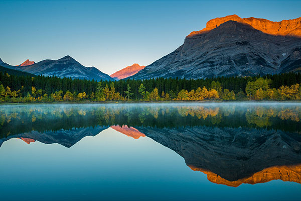 落日余晖下的平静湖面