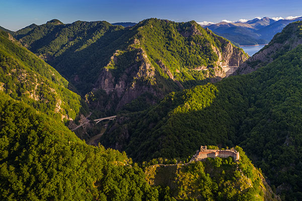 法加拉斯山上的珀纳里城堡