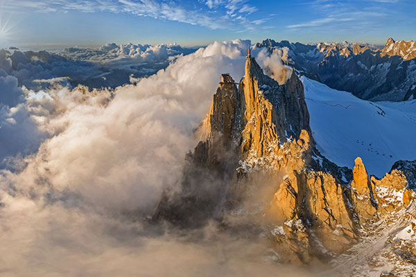 鸟瞰勃朗峰山脉中的南针峰