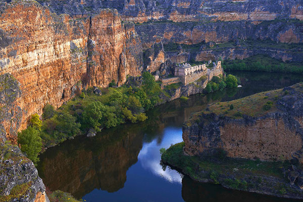 西班牙杜拉通河谷中的修道院