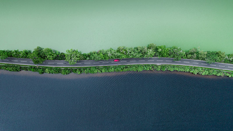 分隔两个湖泊的公路