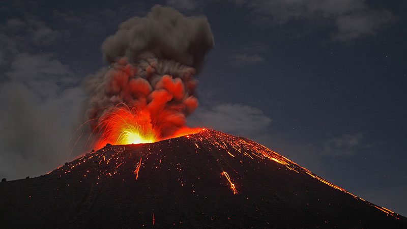 苏门答腊海岸正在喷发的火山