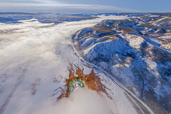 黄石国家公园的大棱镜泉鸟瞰图
