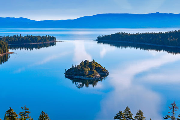 被翡翠湾环绕的芬尼特岛