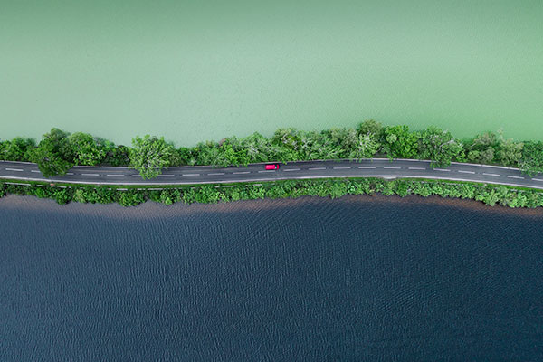 分隔两个湖泊的公路