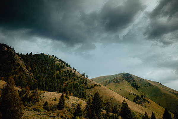 乌云下的丘陵地貌