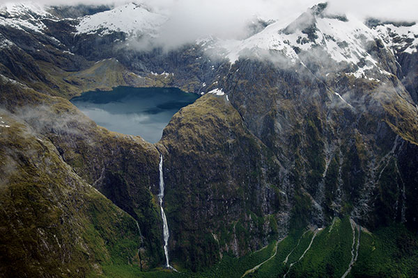 新西兰的萨瑟兰瀑布和奎尔湖