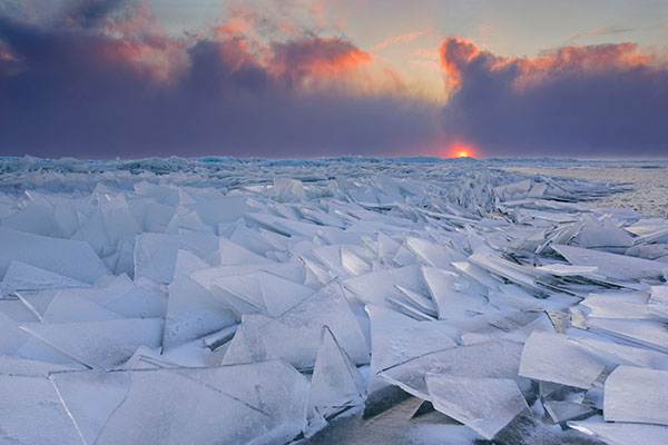 爱沙尼亚佩普斯湖上的小冰丘