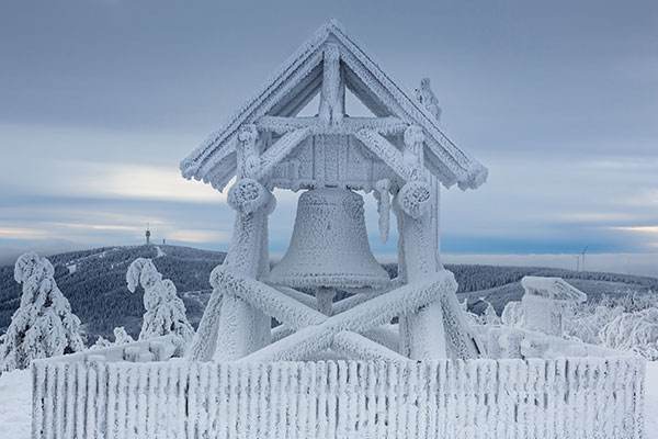 菲希特尔山脉上的和平钟