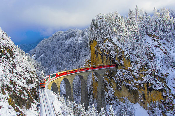 朗德瓦萨桥上的贝尔尼纳快车