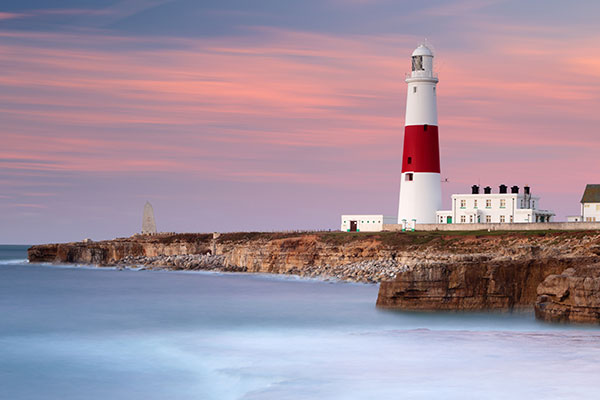 波特兰比尔灯塔处的晨光和海浪