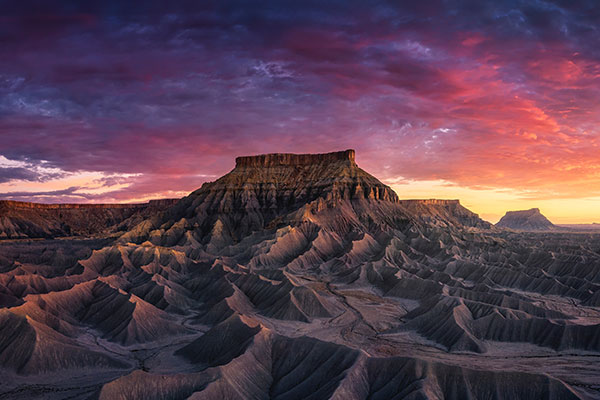 圆顶礁国家公园的砂岩山丘